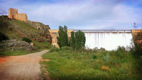 Camino Natural del Guadiana en el Campo de Montiel Castillo de Peñarroya y la presa en Argamasilla de Alba. Autor, Oscar Gómez