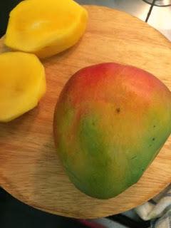 ENSALADA DE MANGO , RUCULA Y AGUACATE ENSALADA DE MANGO , RUCULA Y AGUACATE