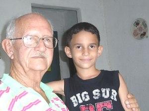 Eduardito y su abuelo Ismael Espinosa Delgado.