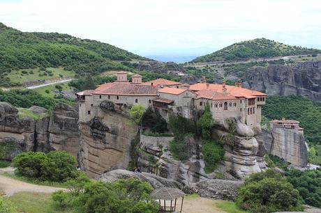 Meditando en los Monasterios de Meteora en Grecia Meditando en los Monasterios de Meteora en Grecia