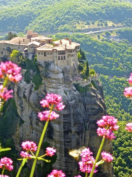 Meditando en los Monasterios de Meteora en Grecia Meditando en los Monasterios de Meteora en Grecia