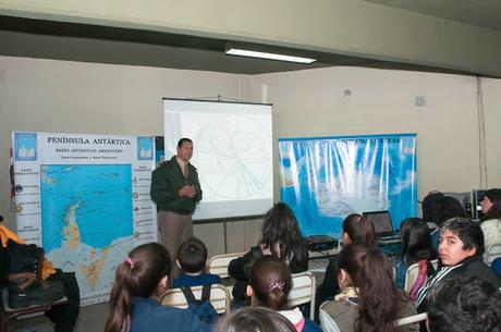 UN BELGRANIANO CONTANDO SU EXPERIENCIA EN LA ANTÁRTIDA A LOS JÓVENES