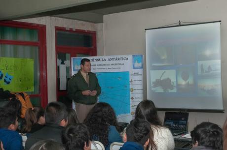 UN BELGRANIANO CONTANDO SU EXPERIENCIA EN LA ANTÁRTIDA A LOS JÓVENES