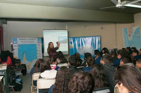 UN BELGRANIANO CONTANDO SU EXPERIENCIA EN LA ANTÁRTIDA A LOS JÓVENES