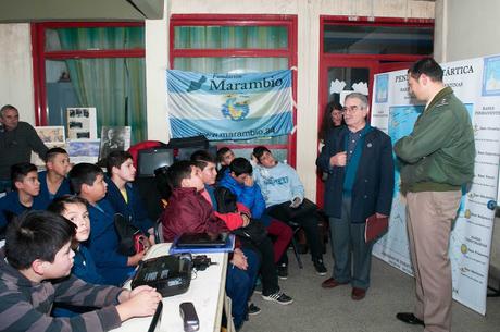 UN BELGRANIANO CONTANDO SU EXPERIENCIA EN LA ANTÁRTIDA A LOS JÓVENES