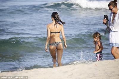 Alessandra Ambrosio luce tipazo en Ibiza Alessandra Ambrosio luce tipazo en Ibiza