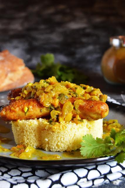 Cous cous con salchichas frescas y salsa de cebolla especiada