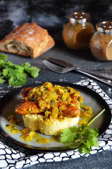 Cous cous con salchichas frescas y salsa de cebolla especiada Cous cous con salchichas frescas y salsa de cebolla especiada