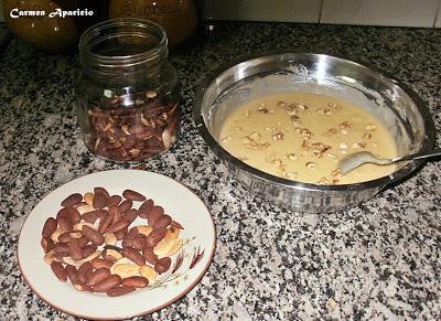 Tarta de yogur con almendras y nueces