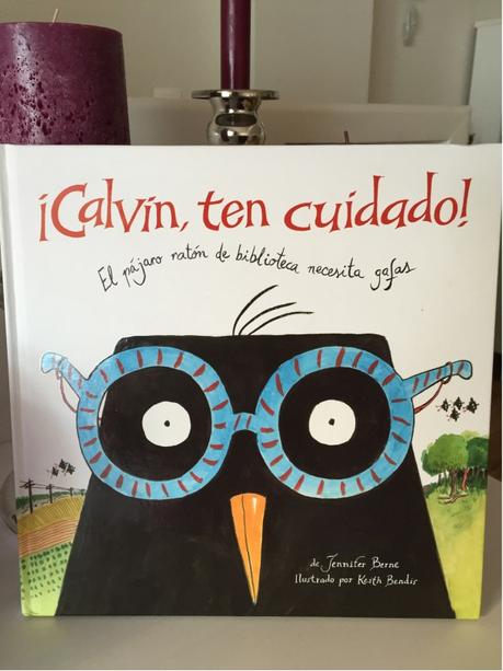 ¡Calvin, ten cuidado! El pájaro ratón de biblioteca que necesita gafas