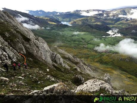 Bajando para buscar canaleta al alto de la sierra