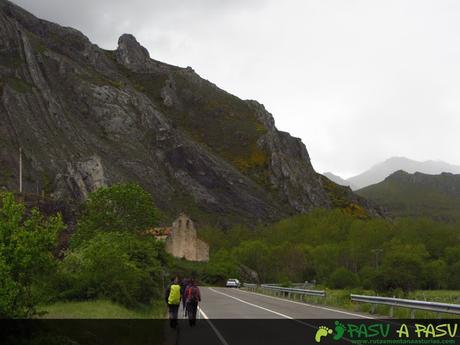 Por carretera llegando a la ermita de Virgen de la Pruneda