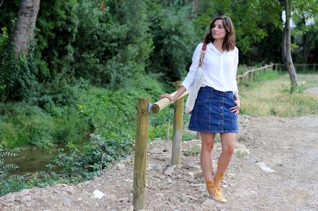 fashion blogger española con falda vaquera cintura alta y espardeñas - esparteñas- alpargatas lace up o espadrilles 