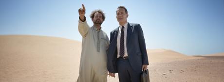 Crítica de “Esperando al rey” (2016) Manu Zapata_El cine (de estreno) fácil de leer_vivazapata.net_ESPERANDO AL REY_Tom Hanks y su amigo saudí