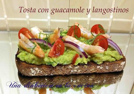 Tosta con guacamole y langostinos