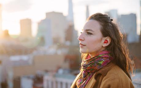 Este aparato en tu oído te hará comprender cualquier idioma al instante Este aparato en tu oído te hará comprender cualquier idioma al instante