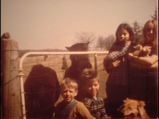 La pintora de niña con sus hermanos y el perro Yellow