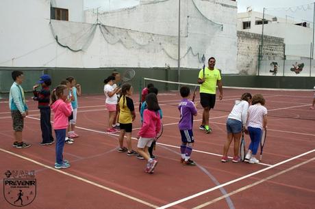 jugar tenis niños arucas