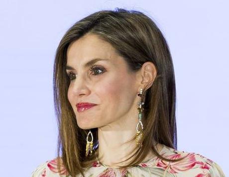 Dña. Letizia o cómo llevar con estilo un vestido de Zara de 29 euros