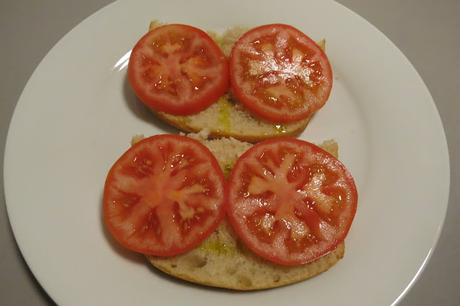 Bocadillo de tomate, queso y rúcula