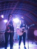 A new fest, Tije y Lara Morello asombran en El Perro de la parte de atrás del coche A new fest, Tije y Lara Morello asombran en El Perro de la parte de atrás del coche