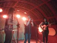 Tije, Rocio /Versilia) y Lara Morello en El Perro Tije, Rocio /Versilia) y Lara Morello en El Perro