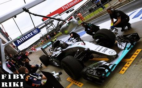 Nico Rosberg es penalizado y cae al tercer lugar, Verstappen es segundo
