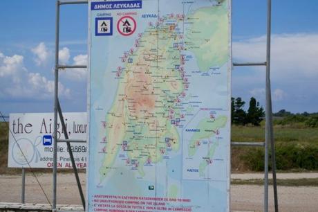 Mapa de Lefkada en la entrada a la isla