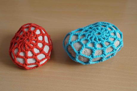 Forrar piedras con ganchillo: tutorial y patrón gratuito / Crocheted stones tutorial and free pattern