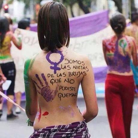 Feminismo para Dummies | Términos básicos La luna me dice que puedo ser bruja, ser fea, violenta y matar algun rey, romper los esquemas,quebar el sistema,cojer una escoba y en vez de barrer, lanzarme a volar en la noche...: