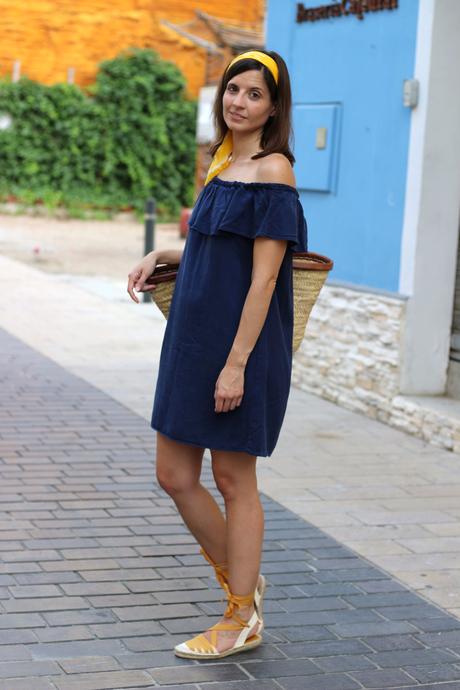 spanish fashion blogger sith off shoulders dress, espadrilles and basket 