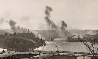 La Luftwaffe caza al HMS Illustrious en el puerto de Malta - 16/01/1941. La Luftwaffe caza al HMS Illustrious en el puerto de Malta - 16/01/1941.