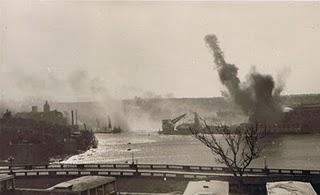 La Luftwaffe caza al HMS Illustrious en el puerto de Malta - 16/01/1941. La Luftwaffe caza al HMS Illustrious en el puerto de Malta - 16/01/1941.