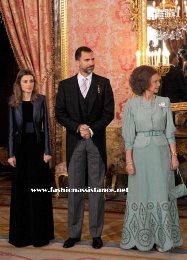 Los Reyes y los Príncipes de Asturias reciben al Cuerpo Diplomático. El look de Dña. Letizia