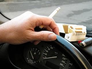 La visión de alguien fumando activa una región cerebral que promueve encender un cigarrillo