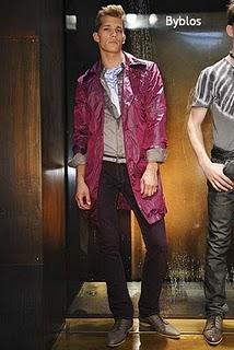 TENDENCIAS PRIMAVERA-VERANO 2011: EL TRENCH TAMBIÉN PARA EL HOMBRE TENDENCIAS PRIMAVERA-VERANO 2011: EL TRENCH TAMBIÉN PARA EL HOMBRE