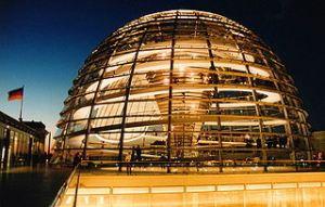 La cúpula del Reichstag de noche. Wikipedia