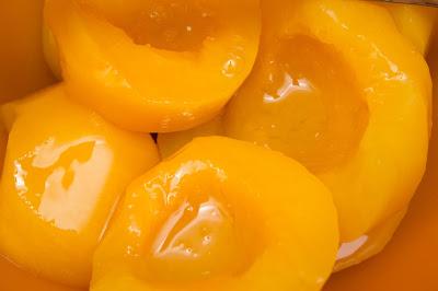 Creps rellenos de yogur y melocotón en almíbar Creps rellenos de yogur y melocotón en almíbar