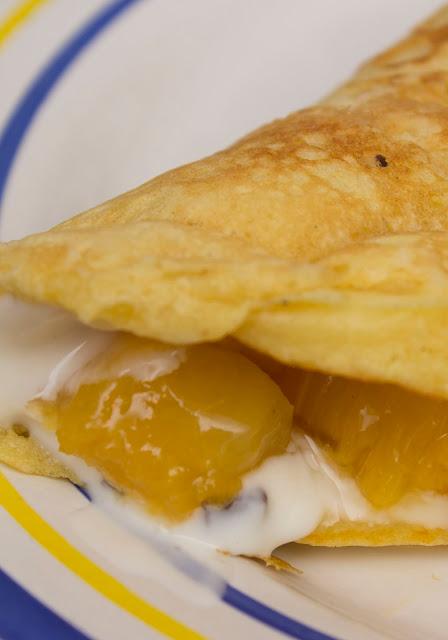 Creps rellenos de yogur y melocotón en almíbar Creps rellenos de yogur y melocotón en almíbar