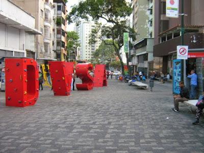 EL RECREO - LA CALLE BALDO EN EL BULEVAR DE SABANA GRANDE, SIGUE SALIENDO AGUAS BLANCAS HIDROCAPITAL NO APARECE DESDE HACE MAS DE  UN AÑO