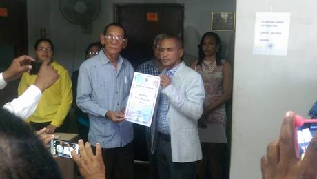 Junta de Neiba entrega certificado a alcalde electo Eliferbo Herasme.