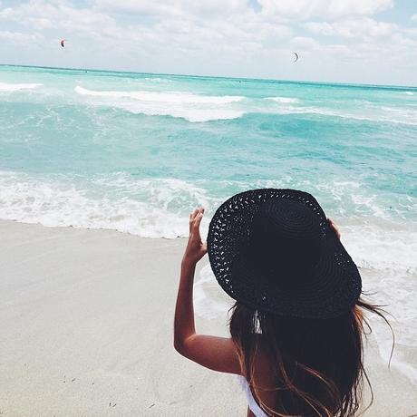 7 cosas que siempre quisiste saber sobre el cuidado de la piel en verano chica gorro playa