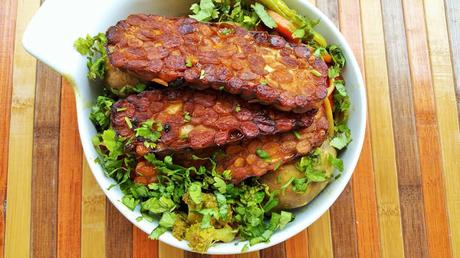 Bacon vegano de tempeh con fideos y verduras estilo thai