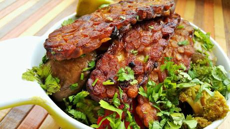 Bacon vegano de tempeh con fideos y verduras estilo thai