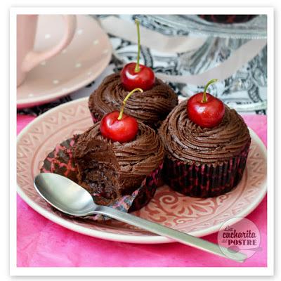 CUPCAKES DE CHOCOLATE Y CEREZA / CHERRY AND CHOCOLATE CUPCAKES