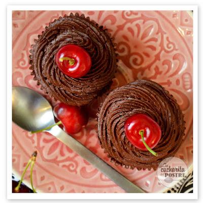 CUPCAKES DE CHOCOLATE Y CEREZA / CHERRY AND CHOCOLATE CUPCAKES