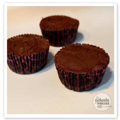 CUPCAKES DE CHOCOLATE Y CEREZA / CHERRY AND CHOCOLATE CUPCAKES