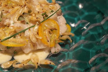 Descubriendo Random Madrid, todo un referente culinario Tartar de Pez Mantequilla y camarón con aliño de mostaza y sumac, random madrid