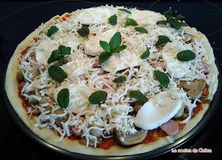 Pizza con tomate, jamón york, champiñones, mozzarella y hierbabuena