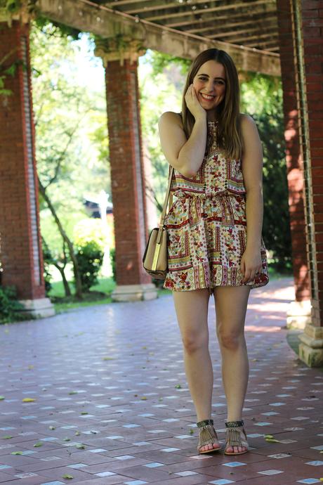 Un mono estampado con mucho color Un mono estampado con mucho color